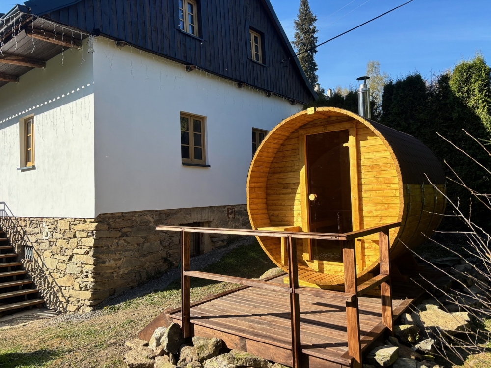 Venkovní sudová sauna.